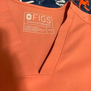 WearFigs 2 Pocket Scrub Top in Hot Coral - RARE COLOR - XXS